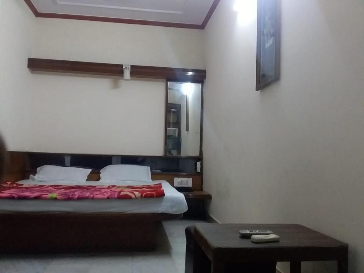 Hotel Yes Please Lodge New Delhi Eksteriør billede