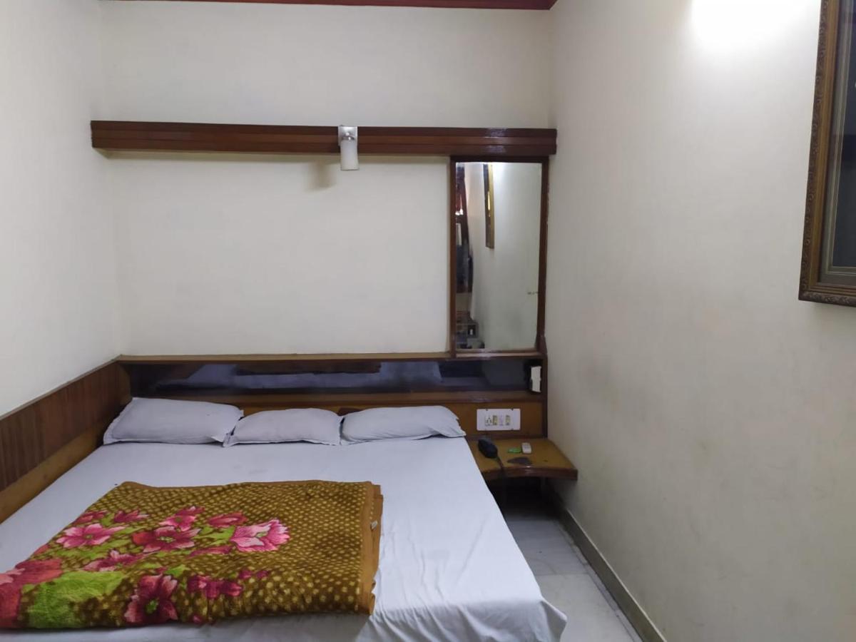 Hotel Yes Please Lodge New Delhi Eksteriør billede