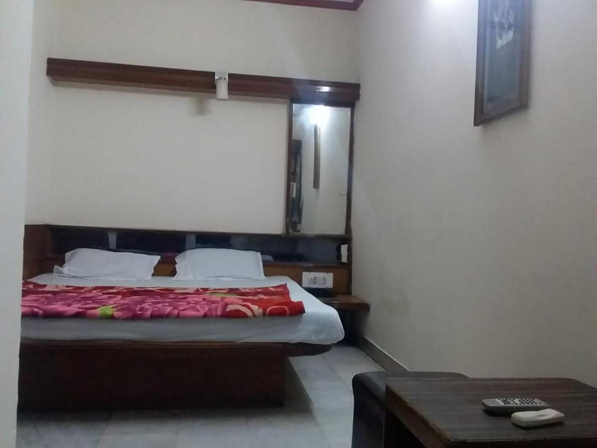 Hotel Yes Please Lodge New Delhi Eksteriør billede